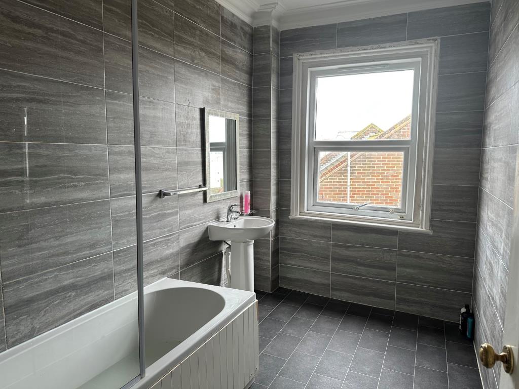 Lot: 17 - FREEHOLD BLOCK INVESTMENT COMPRISING TWO FLATS AND SHOP - Flat 2 - Bathroom with bath, shower, basin and WC